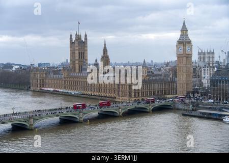 Blick über die Themse zum Palast von Westminster, Elizabeth Tower und Westminster Bridge vom London Eye in London, England. Stockfoto