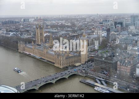 Erhöhter Blick über Westminster mit Big Ben, dem Palast von Westminster, der Westminster Bridge und der Themse in London, England. Stockfoto