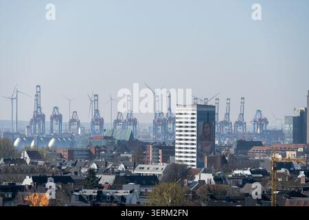 Hamburg, Deutschland - 28. Februar 25: Panoramablick über die Dächer Hamburgs in Richtung Hamburger Hafen mit Containerkränen und Windturbinen, Hamburg Stockfoto