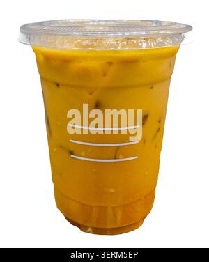 Ein lebendiger, cremiger orange-gelber Eismilchtee in einer klaren Einweg-Plastiktasse mit Deckel, sichtbarem Eis und Kondenswasser, isoliert auf weiß Stockfoto