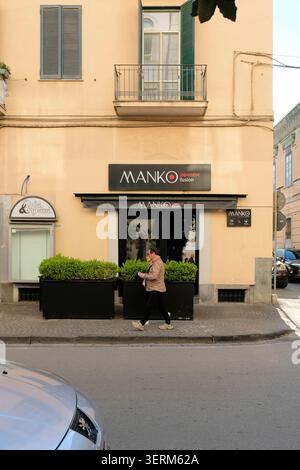 Außenansicht des Manko Japanese Fusion Restaurants an der Via Sacra in der Innenstadt von Pompeji, Italien; Sushi- und Poke-Restaurant; Restaurants. Stockfoto