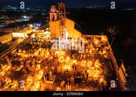 Der beleuchtete Friedhof von Arocutin, Michoacan am Tag der Toten in Mexiko. Stockfoto