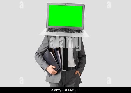 Geschäftsmann mit Laptop-Kopf und Greenscreen-Display mit Ordnern, digitaler Transformation und moderner Arbeit, Technologie Stockfoto