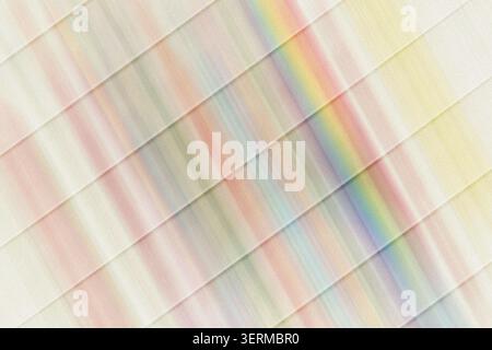 Ein weicher, ätherischer abstrakter Hintergrund mit einem vom Regenbogen inspirierten Verlauf und diagonalen Linien mit feiner, körniger Textur. Stockfoto