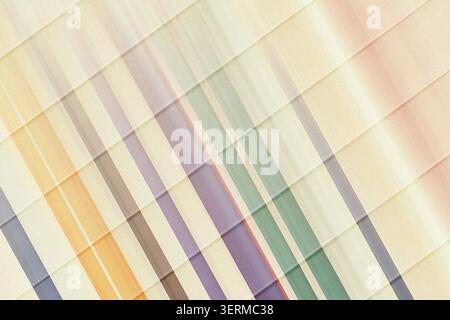 Ein lebendiger abstrakter Hintergrund aus mehrfarbigen Diagonalstreifen in weichen Pastelltönen, der einen dynamischen und mehrschichtigen visuellen Effekt erzeugt. Stockfoto