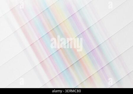 Ein abstrakter digitaler Kunsthintergrund mit diagonalen parallelen Streifen mit einem weichen, ätherischen Regenbogenverlauf und einer subtilen, körnigen Textur. Stockfoto