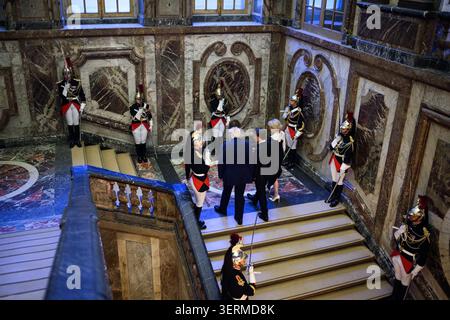 Präsident Donald J. Trump, Präsident Emmanuel Macron und First Lady Brigitte Macron werden von Mitgliedern der Republikanischen Garde im Schloss Versailles in Versailles, Frankreich, am 17. Juni 2026 begrüßt. Bild mit freundlicher Genehmigung des Weißen Hauses. Stockfoto
