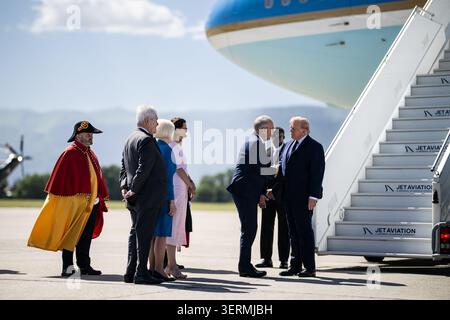 Präsident Donald J. Trump landet am Montag, den 15. Juni 2026, auf dem Weg der G7 in Evian-les-Bains in der Schweiz von der Air Force One aus. (Offizielles Foto des Weißen Hauses von Daniel Torok) Stockfoto