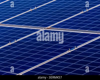 Hochwinkel-Nahaufnahme sauberer blauer Solarpaneele, die in Brasilien installiert sind und die moderne nachhaltige Infrastruktur, Technologien für erneuerbare Energien, Stockfoto