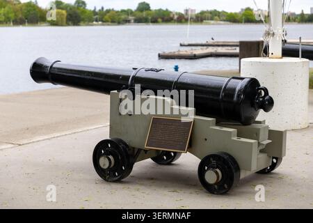 Ottawa, Kanada - 28. Mai 2026: Nachbau von 9-Pfünder-Kanonen am Dow's Lake vor den HMCS Carleton Marinereservaten. Stockfoto