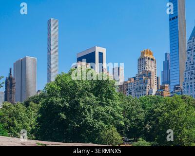 New York City, USA – 16. Juni 2026: 432 Park Avenue und Midtown Skyline vom Central Park aus. Stockfoto