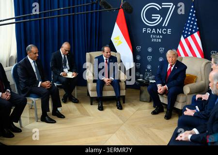 Präsident Donald J. Trump trifft auf dem G7-Gipfel am 16. Juni 2026 in Evian-les-Bains mit dem ägyptischen Präsidenten Abdel Fattah el-Sisi und seinen jeweiligen Delegationen zusammen. Bild mit freundlicher Genehmigung des Weißen Hauses. Stockfoto