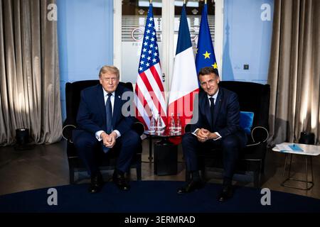 Präsident Donald J. Trump trifft sich mit dem französischen Präsidenten Emmanuel Macron während eines bilateralen Treffens am Rande des G7-Gipfels am 16. Juni 2026 in Evian-les-Bains, Frankreich. Bild mit freundlicher Genehmigung des Weißen Hauses. Stockfoto