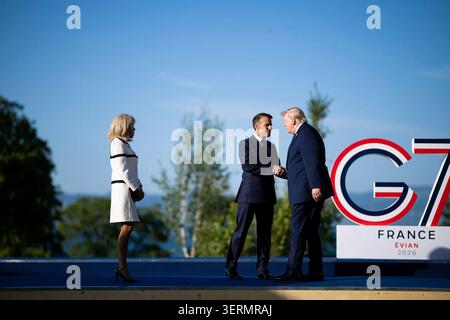Der französische Präsident Emmanuel Macron begrüßt Präsident Donald J. Trump als First Lady Brigitte Macron auf dem G7-Gipfel am 16. Juni 2026 in Evian-les-Bains, Frankreich. Bild mit freundlicher Genehmigung des Weißen Hauses. Stockfoto