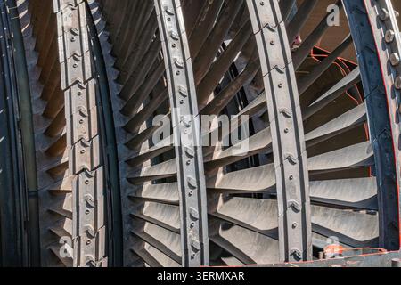 Das tragende Trägersystem aus industriellem Stahl mit miteinander verbundenen Metallträgern und -Platten, das die robuste Konstruktion mit Nieten und Bolzen hervorhebt, zeigt Stockfoto