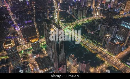 Shanghai, China - 29. Januar 2025: Aus der Vogelperspektive auf das Büro K11 Shanghai und die beleuchtete Kreuzung Yan'an Elevated Road bei Nacht mit Stockfoto
