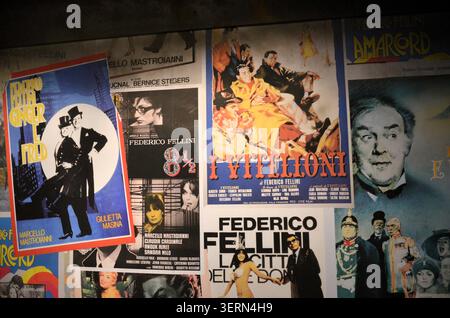 Rom, Italien 09.07.2020: Serie von Filmplakaten zu den Werken von Federico Fellini in den Cinecittà-Studios in Rom Stockfoto