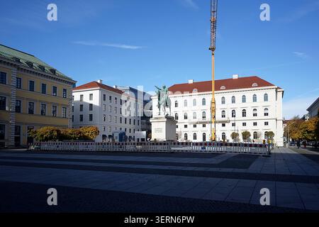 Wittelsbacherplatz, bronzene Reiterstatue auf einem steinernen Sockel, umgeben von neoklassizistischen Gebäuden, München, Deutschland, 2018. Stockfoto