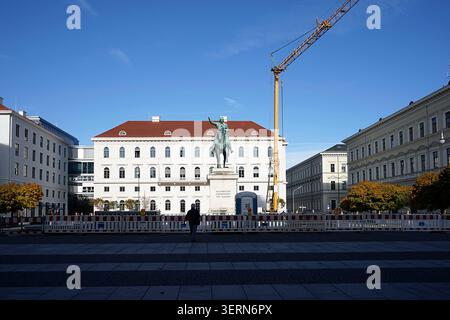 Wittelsbacherplatz, bronzene Reiterstatue auf einem steinernen Sockel, umgeben von neoklassizistischen Gebäuden, München, Deutschland, 2018. Stockfoto