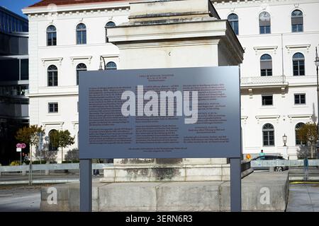 Wittelsbacherplatz, bronzene Reiterstatue auf einem steinernen Sockel, umgeben von neoklassizistischen Gebäuden, München, Deutschland, 2018. Stockfoto