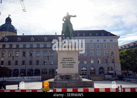 Wittelsbacherplatz, bronzene Reiterstatue auf einem steinernen Sockel, umgeben von neoklassizistischen Gebäuden, München, Deutschland, 2018. Stockfoto