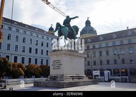 Wittelsbacherplatz, bronzene Reiterstatue auf einem steinernen Sockel, umgeben von neoklassizistischen Gebäuden, München, Deutschland, 2018. Stockfoto