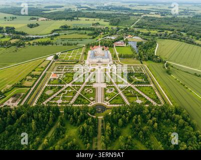 Pilsrundale, Lettland - 4. Juli 2025: Aus der Vogelperspektive das Rundale Palace Museum mit seinen symmetrischen französischen Gärten, gepflegten Hecken und üppig grünen La Stockfoto