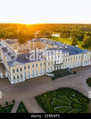 Pilsrundale, Lettland - 4. Juli 2025: Aus der Vogelperspektive das Rundale Palace Museum mit seiner barocken Architektur, der gelben Fassade und der komplizierten formalen Garde Stockfoto