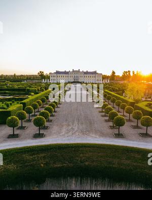 Pilsrundale, Lettland - 4. Juli 2025: Aus der Vogelperspektive das Rundale Palace Museum mit seinem symmetrischen französischen Garten, gepflegten kugelförmigen Bäumen und Grab Stockfoto
