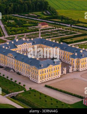 Pilsrundale, Lettland - 4. Juli 2025: Aus der Vogelperspektive das Schloss Rundale mit seiner gelben Barockfassade, grauen Dächern und symmetrischen formalen Gärten u Stockfoto