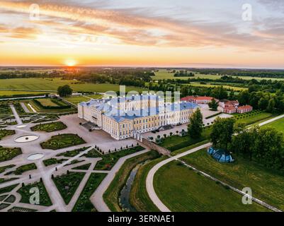 Pilsrundale, Lettland - 4. Juli 2025: Aus der Vogelperspektive das Rundale Palace Museum mit seiner barocken Architektur und formellen französischen Gärten während einer goldenen Stockfoto