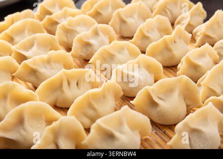 Nahaufnahme frisch zubereiteter chinesischer Knödel – bereit zum Kochen Stockfoto