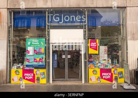 LONDON – 11. MAI 2026: TG Jones Brixton – Briefpapier- und Buchladen an der Brixton Road mit Preisaktionen. Stockfoto