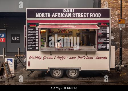 LONDON – 11. MAI 2026: DARI North African Street Food – Food Truck, der nordafrikanische Street Food an der Pope’s Road in Brixton verkauft. Stockfoto
