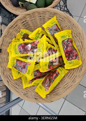 WORONESCH, Russland - 1. März 2026. Kirschtomaten werden in gelber Verpackung in einem Korb in einem Supermarktregal in Russland ausgestellt. Käufer c Stockfoto