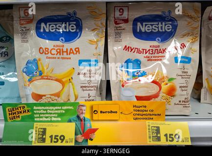 WORONESCH, Russland - 26. Februar 2026. Nestlé Babybrei wird in einem Regal in einem Supermarkt in Russland ausgestellt. Die Verpackung zeigt Hafer, Banane, Birne, Stockfoto