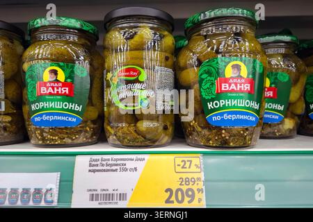 WORONESCH, Russland - 1. März 2026. In Russland werden Gurken im Stil von Onkel Wanya in Glasgläsern in einem Supermarktregal gesehen. Die Gläser sind mit und o beschriftet Stockfoto