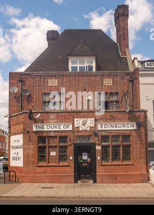 LONDON – 12. MAI 2026: The Duke of Edinburgh – traditioneller Truman’s Pub aus rotem Backstein in einer ruhigen Brixton Street. Stockfoto