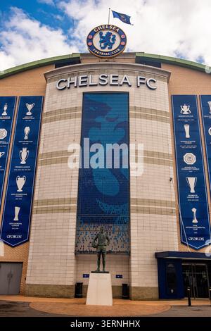 LONDON – 14. MAI 2026: Chelsea FC Statue – Bronzestatue eines Fußballspielers aus Chelsea vor dem Stadion der Stamford Bridge. Stockfoto