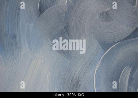 Abstrakter blau gemalter Hintergrund mit sichtbaren Pinselstrichen, strukturierte Acrylfarbe in kühlen Pastelltönen. Minimaler künstlerischer Hintergrund Stockfoto