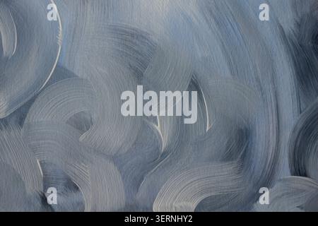 Abstrakter blau gemalter Hintergrund mit sichtbaren Pinselstrichen, strukturierte Acrylfarbe in kühlen Pastelltönen. Minimaler künstlerischer Hintergrund Stockfoto