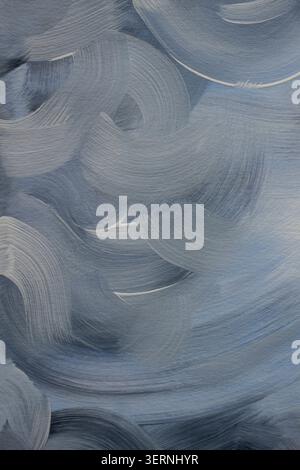 Abstrakter blau gemalter Hintergrund mit sichtbaren Pinselstrichen, strukturierte Acrylfarbe in kühlen Pastelltönen. Minimaler künstlerischer Hintergrund Stockfoto