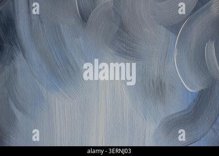 Abstrakter blau gemalter Hintergrund mit sichtbaren Pinselstrichen, strukturierte Acrylfarbe in kühlen Pastelltönen. Minimaler künstlerischer Hintergrund Stockfoto
