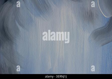 Abstrakter blau gemalter Hintergrund mit sichtbaren Pinselstrichen, strukturierte Acrylfarbe in kühlen Pastelltönen. Minimaler künstlerischer Hintergrund Stockfoto
