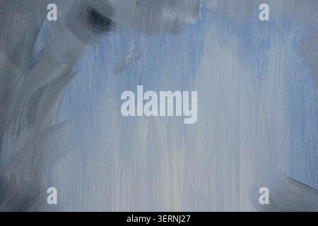 Abstrakter blau gemalter Hintergrund mit sichtbaren Pinselstrichen, strukturierte Acrylfarbe in kühlen Pastelltönen. Minimaler künstlerischer Hintergrund Stockfoto