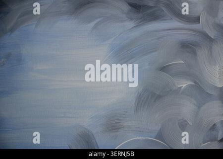 Abstrakter blau gemalter Hintergrund mit sichtbaren Pinselstrichen, strukturierte Acrylfarbe in kühlen Pastelltönen. Minimaler künstlerischer Hintergrund Stockfoto