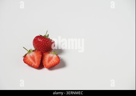 Frische Erdbeeren, isoliert auf weiss Stockfoto
