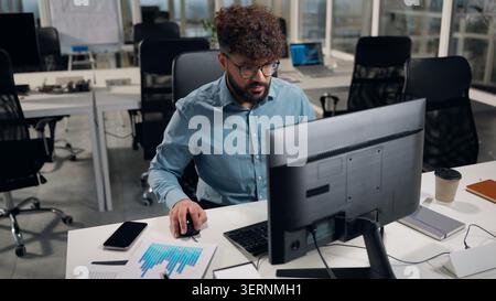 Arabischer Geschäftsmann mit Computer Netzwerk Tippen Desktop-Anwendung Entwicklung Programmierer ethnischer Geschäftsmann im Büro am Tisch männlich Stockfoto