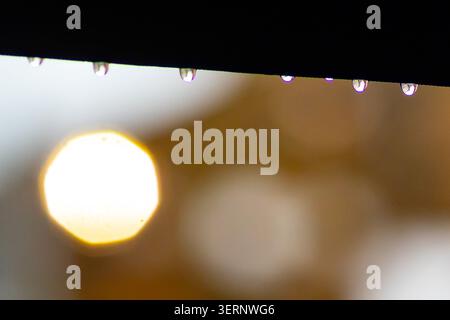 Regentropfen und Fairy Light Bokeh Stockfoto