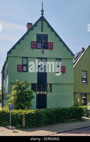 Historische niederländische Architektur in Zaandijk, Niederlande, eine traditionelle Holzfassade aus dem 17. Jahrhundert. Stockfoto